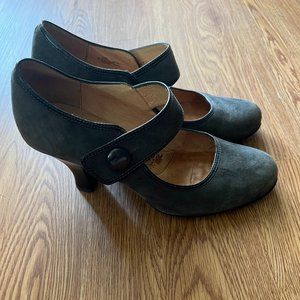 The brand name is : Sofft , women's dress shoe, 2.5 inch heel, grey suede size 7